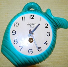 PROCHE DU NEUF.ANNÉES 50.TRES BELLE PENDULE BAYARD.MECANIQUE.FAIENCE VERT .8DAYS