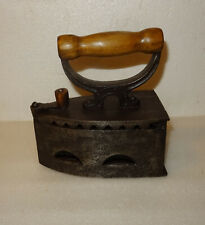 N° 1 ANCIEN FER  A REPASSER A BRAISE DU 19 ème SIECLE EN FONTE ET BOIS