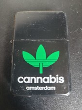 BRIQUET  CANNABIS STYLE ZIPPO ESSENCE ADIDAS AMSTERDAM 3 FEUILLES 3 BANDES