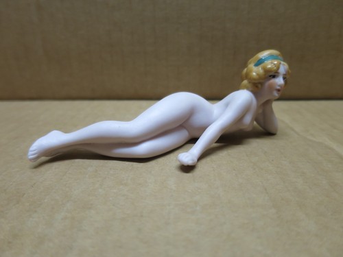 Femme nue allongée - femme, type