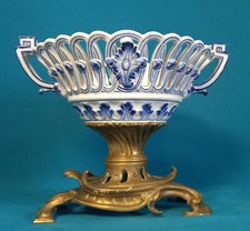 1774-1814 MEISSEN (attribué) COUPE EN PORCELAINE AJOURÉE MONTÉE SUR SOCLE BRONZE