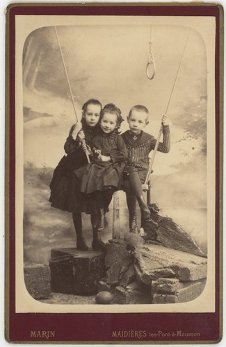 Enfants sur une balançoire