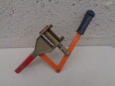 ANCIENNE BOUCHONNEUSE SANBRI