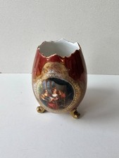 Vase oeuf tripode en porcelaine (signature à identifier)