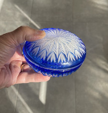 Jolie bonbonnière en cristal taillé bleu.