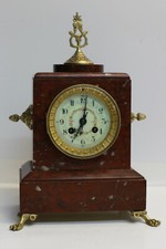 Pendule en marbre rouge chiné