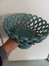 PICHON UZES - Coupe sur pied en faïence bleue tressée appliquée de fleurettes