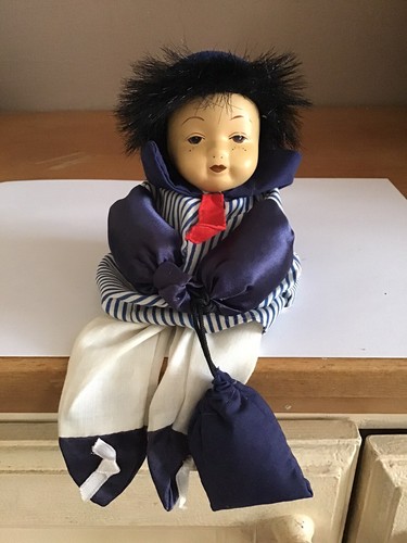 Petite poupée figurine - , assise