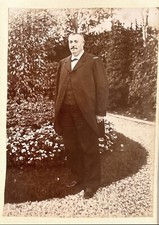 FRANCE Homme dans son jardin