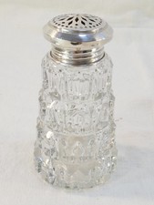 Saupoudreuse en argent et verre taillé