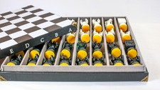 32 Figurines d'échecs stylisées comme des poupées de théâtre dans une boîte