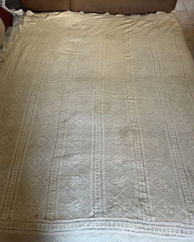 Linge ancien couvre lit - lit, motif