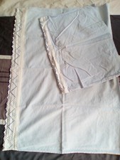 parure berceau vintage en coton bleu bordé de broderie anglaise