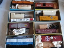 USA LOT DE 8 WAGONS DIVERSES  COMPAGNIES A ASSEMBLER MARQUE ATHEARN Lot N°1