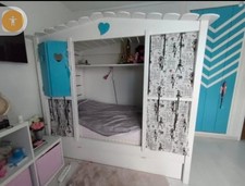 lit cabane en bois fait par un menuisier 