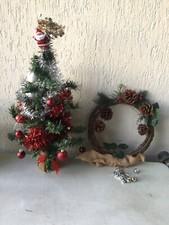 Petit sapin artificiel décoré avec couronne