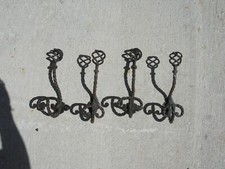 Quatre patères en fer forgé