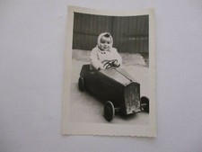 PHOTOGRAPHIE ANCIENNE VERS 1950 ENFANT ET SON JOUET ANCIEN VOITURE A PEDALE