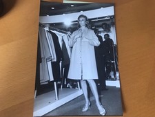 NICOLE COURCEL chez MISS DIOR en 1967 - Photo presse originale 13x18cm