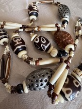 LONG COLLIER AN 70 GROSSES PERLES BOIS METAL  OS .