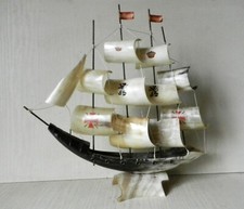 BEAU NAVIRE en CORNE * 4 MATS GOÉLETTE * BATEAU / MAQUETTE VINTAGE KITCH