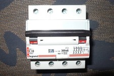 DISJONCTEUR DIFFERENTIEL 4POLE