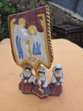 Trio de femmes porte bannière