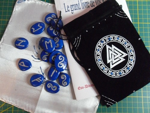 Runes faites main - faites, main/25