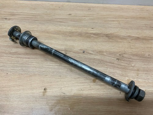 Axe roue arriere - un,