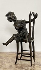 Enfant Sur Une Chaise En Bronze À Patine Brune 