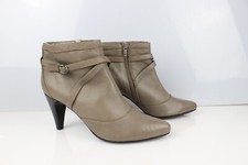 Bottines boots à brides et talons en cuir taupe André T 40 Très bon état