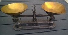 ANCIENNE BALANCE A POIDS / FORCE  1KG / 2 PLATEAUX CUIVRE  / MARQUAGE UT  /