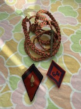 2 Anciens Insignes Militaires Et Fourragère Soldat Souvenir Guerre Tenue