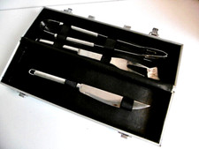 USTENSILES POUR BARBECUE EN ACIER DANS LEUR ÉCRIN - JAMAIS SERVI