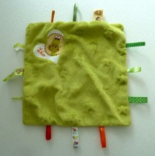 A12. DOUDOU PLAT LEO FAIT MAIN HIPPOPOTAME BLANC VERT ETIQUETTES COEUR EXC. ETAT