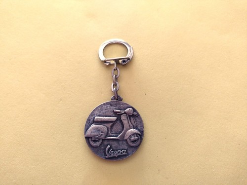 Ancien porte clés - porte, vespa