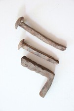 2 anciens gros clous et un piton en fer forgé