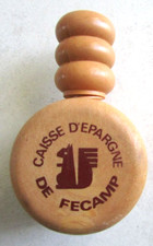 Ancien casse noix en plastique