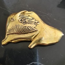 Vintage Broche bison se léchant le flanc par Françoise De la Tour en bronze doré