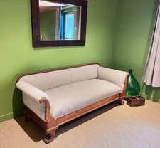 Canape 2 place en bois massif, tissu beige,tapisserie traditionnelle