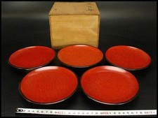 Lot de cinq assiettes