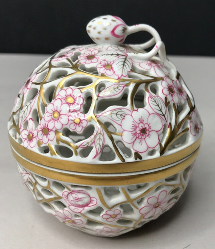 Boite ajourée fleurs
