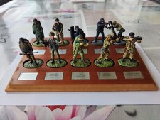 10 Soldats de plomb Forces Elite.Présentoir bois + fiches. Altaya