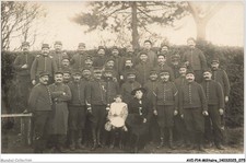 AVIP14-0658-MILITAIRE-CARTE PHOTO - Un groupe d'hommes en uniforme - Une femme