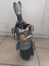 Présentoir, support, porte bouteille de vin en métal forme de rugbyman