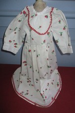 ROBE BLANCHE TISSU BOUTON DE ROSE  POUR POUPEE ANCIENNE