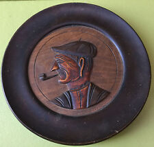 ASSIETTE BASQUE BOIS HOMME AU BERET FUMANT LA PIPE RELIEF SIGNEE MINVIELLE