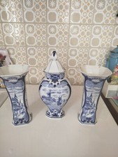 Ensemble Delft . Pot couvert et ses 2vases