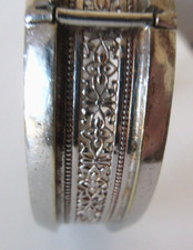 BEAU BRACELET EN ARGENT 925  XIXème siècle  fines gravures et relief  à voir