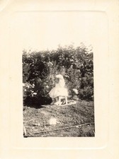 ANCIENNE PHOTOGRAPHIE FILLETTE PREND LA POSE DANS LE JARDIN CHEVAL A BASCULE